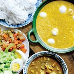 ขนมจีนน้ำยาปูภูเก็ต + แกงไตปลา (รับประทานได้ 3-4 ท่าน)