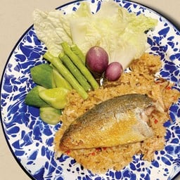 ข้าวผัดน้ำพริกปลาทู ผักสด