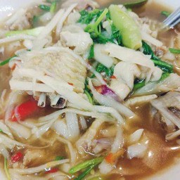 แกงไก่บ้านหน่อไม้ส้ม