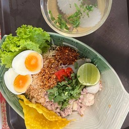 ก๋วยเตี๋ยวหมูแห้งต้มยำไข่
