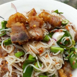 ยำขนมจีนหมูกรอบ