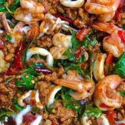 ผัดกะเพรารวมมิตร