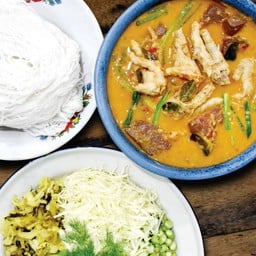 ขนมจีนน้ำยากะทิ ตีนไก่ โคราช (รับประทานได้ 3-4 ท่าน)