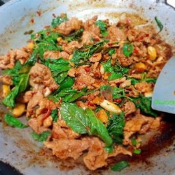 กระเพราหมูชิ้น (กับข้าว)