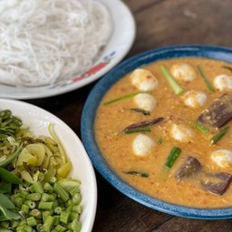 ขนมจีนน้ำยากะทิไก่ลูกชิ้นปลา (รับประทานได้ 3-4 ท่าน)