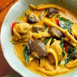 แกงไก่หน่อไม้ใส่เลือด