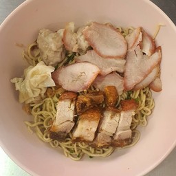 บะหมี่เกี๊ยวหมูแดงหมูกรอบ