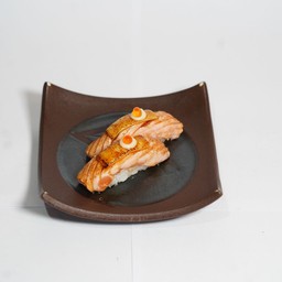 ข้าวปั้นหน้าแซลมอนเบิร์นซีส 2คำ