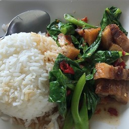 คะน้าหมูกรอบ