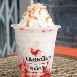 นมหมีปั่นสตอเบรี่ชีสเค้ก