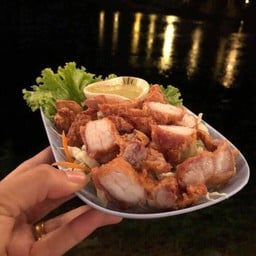 สามชั้นทอดน้ำปลา