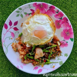 หมูกระเทียมพริกสด
