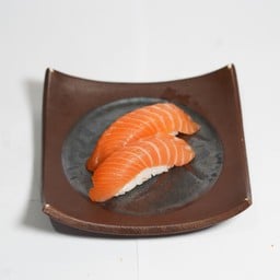 ข้าวปั้นหน้าปลาแซลมอน