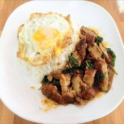 ข้าวกะเพราเป็ดย่างรวมหมูกรอบไข่ดาว