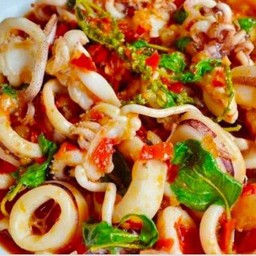 ผัดกะเพราปลาหมึก