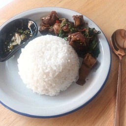 กะเพราหมูตุ๋นคั่วพริกแห้ง