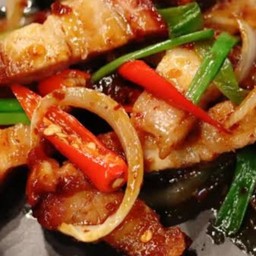 ข้าวหมูกรอบผัดพริกอ่อน