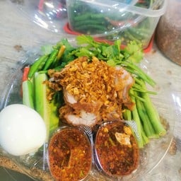หมูทอดกระเทียมแจ่วแซ่บ+ชุดผักไข่ต้ม (ไม่มีปลาร้า) (กับข้าว)