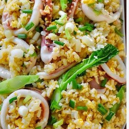 ข้าวผัดปลาหมึก