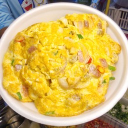 ข้าวไข่เจียว 2 ฟองไส้กรอก+ แครอท + ปูอัด