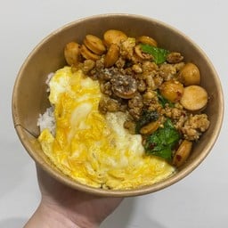 ข้าวไข่ข้นกระเพราไส้กรอก
