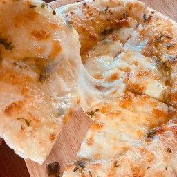 โรตีเนยกระเทียมชีส