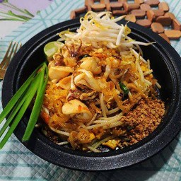 ผัดไทยปลาหมึกสด