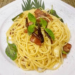 สปาเกตตีเบคอนพริกแห้ง