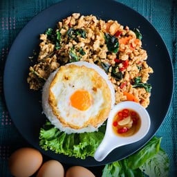 ข้าว + กะเพราไก่สับ ( ไม่รวมไข่ ) ( Mined Chicken  Basil Rice )