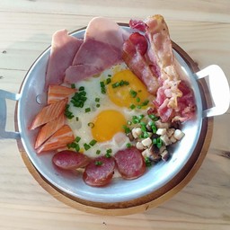 ไข่กระทะ แฮม+ปูอัด+กุนเชียง+ เบคอน