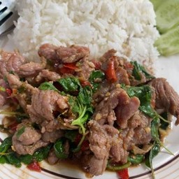 ข้าวผัดกะเพราเนื้อชิ้น