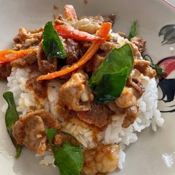 ผัดพริกแกงเนื้อราดข้าว