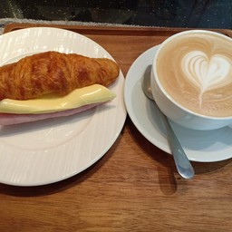 ครัวซองแฮมชีส+กาแฟ