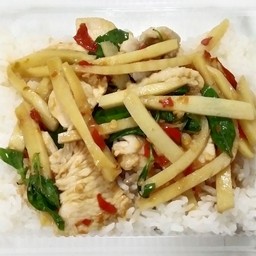 ผัดเผ็ดหน่อไม้ (กับข้าว)