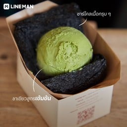 ขนมปังชาโคล + ไอติมชาเขียวเข้มข้น