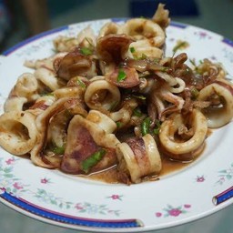 ข้าวหน้าปลาหมึกผัดซอส