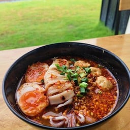 บะหมี่เกี๊ยวต้มยำไข่ทะเล