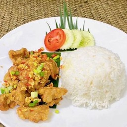 หมูกรอบคั่วพริกเกลือ (ราดข้าว)