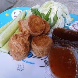 ร้านลูกชิ้นนึ่งอบสมุนไพรและลูกชิ้นทอดน้ำจิ้มซีฟู้ดรสเด็ดเจ้าเก่าหลังมอรังสิต