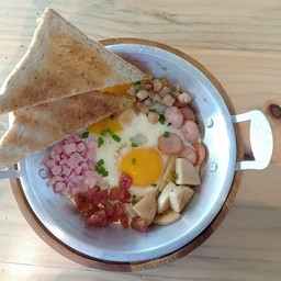 ไข่กระทะ ขนมปัง+แฮมเต๋า+ ไส้กรอก+หมูยอ