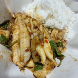 กระเพราไข่หมึกกล้วย (กับข้าว)