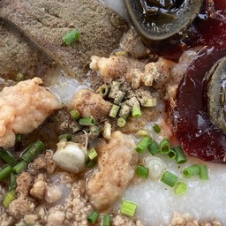 โจ๊กหมู ไข่เยี่ยวม้า