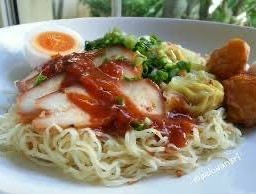 น้องบีบี บะหมี่เกี๊ยวหมูแดง