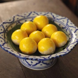 ขนมเนื้อนวลไข่เค็ม (กล่องทอง)