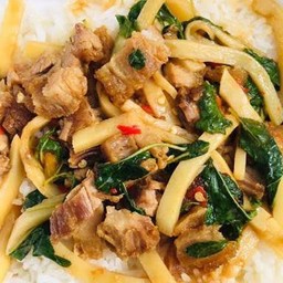 ผัดพริกหน่อไม้หมูกรอบราดข้าว