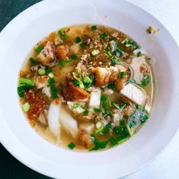 ก๋วยจั๊บ หมูกรอบ