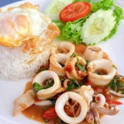 กระเพราปลาหมึก