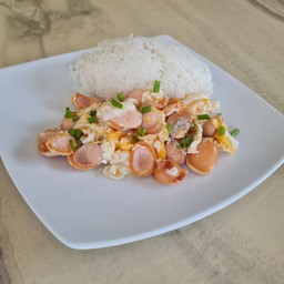 ข้าวไข่ขยี้ไส้กรอก