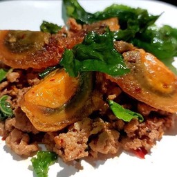 กะเพราหมูสับไข่เยี่ยวม้า