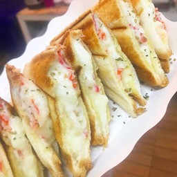 ขนมปังปิ้งปูอัดชีส